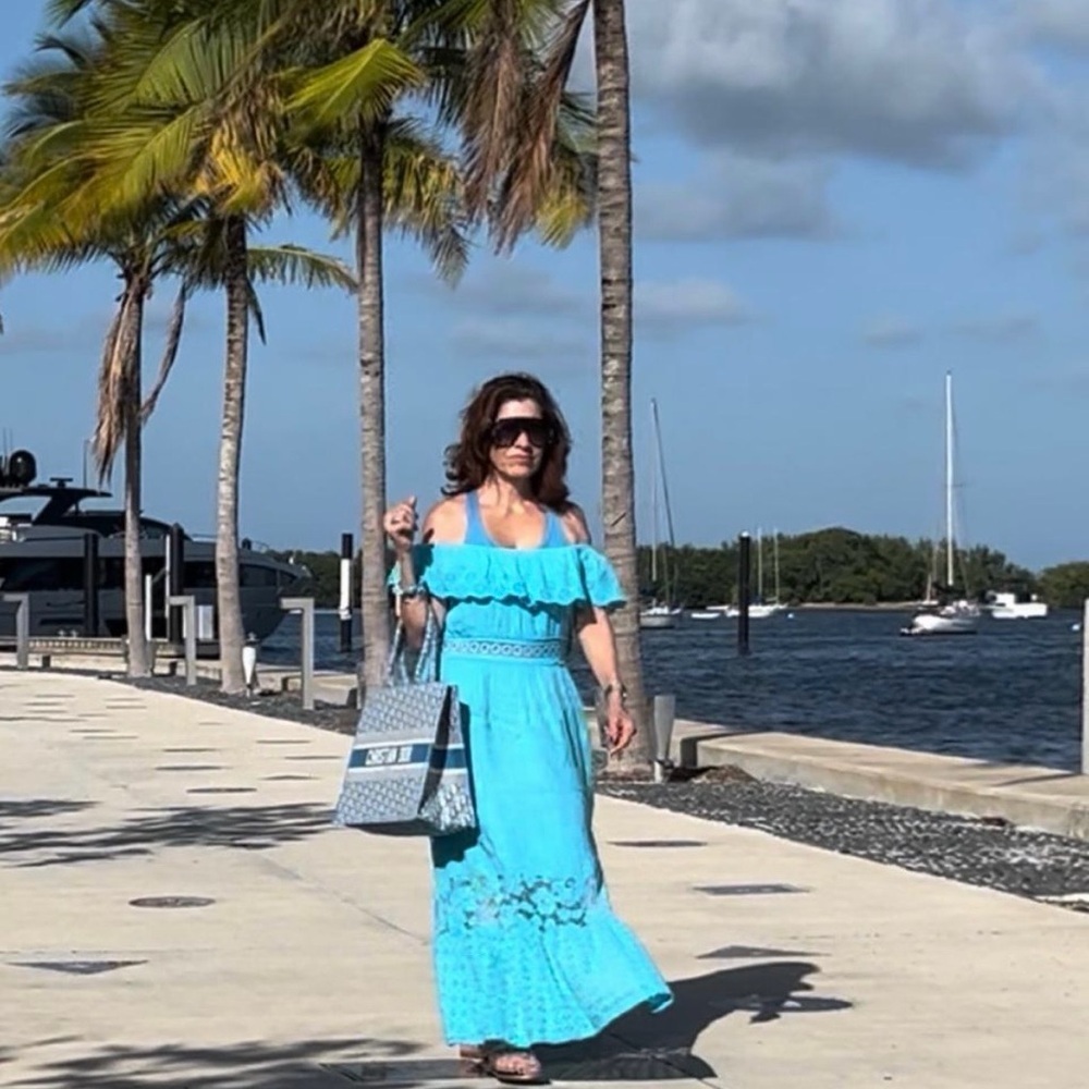 Italian dress linen off the shoulder if u want Never used no tags